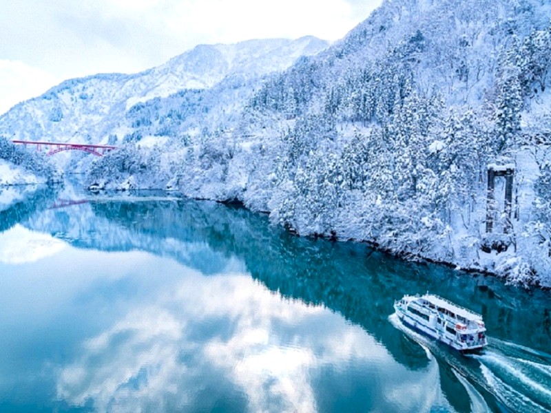 庄川峽雪見舟