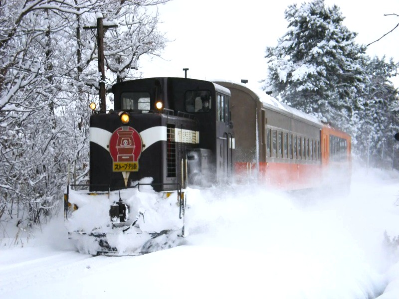 【津輕暖爐列車】八甲田樹冰‧奧入瀨溪‧高山稻荷神社‧津輕天鵝湖‧淺蟲溫泉5天